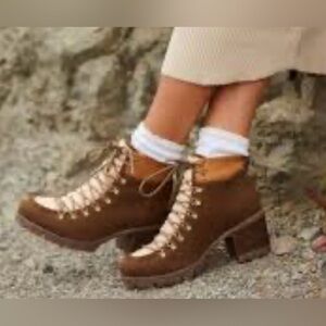 Korks Elin High Pile Fleece Lug Sole Bootie sz 8